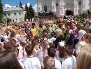 8 червня 2009 р. Завершення престольного свята в луцькому кафедральному соборі Святої Трійці. Патріарше благословення дітям. Світлина Леоніда Максимова