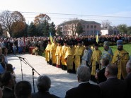 14 жовтня 2008 р. Під час освячення єпископом Луцьким і Волинським Михоїлом, обласним деканом протоієреєм Іваном Семенюком й іншими священнослужителями монумента «Синам єдиної України» у с. Маяки Луцького районного деканату.