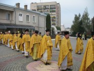 13 жовтня 2008 р. Священнослужителі супроводжують єпископа Луцького і Волинського Михаїла, який іде до кафедрального собору Святої Трійці відправити урочисте Богослужіння з нагоди свого дня ангела. Світлина ієромонаха Константина (Марченка).