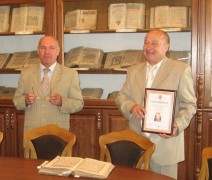 Ректор Острозької академії Ігор Пасічник (ліворуч) та меценат Іван Кардаш у Центрі стародруків. Світлина Лідії Клімчук