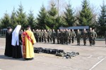 4 квітня 2014 р. Митрополит Луцький і Волинський передає для армії військову форму. Світлина інформаційної служби єпархії