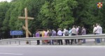 22 травня 2014 р. Протоієрей Тарас Манелюк освячує хреста на межі Волинської та Рівненської областей. Світлина Михайла Мороза