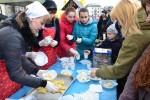 5 квітня 2015 р. Студентки ВПБА під час благодійної акції для збору коштів українським військовим. Світлина з сайта Vpba.org